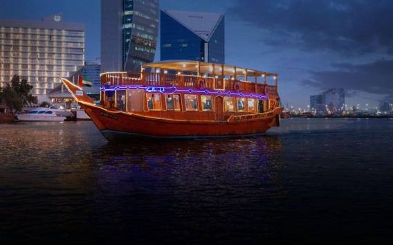 Dubai: Marina Dhow Cruise mit Abendessen und Unterhaltung