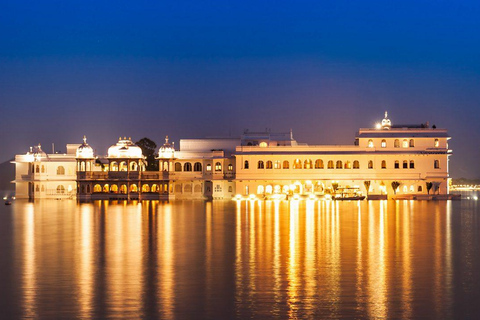 Udaipur: Lake Pichola Boat Ride with Old City Heritage Walk