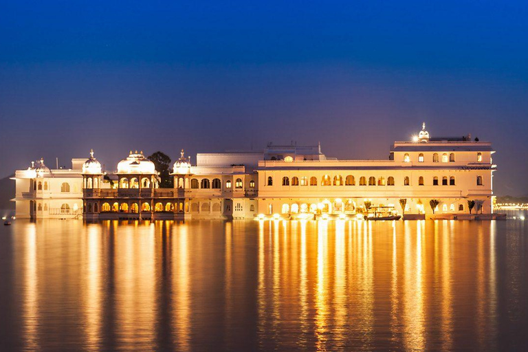 Udaipur: Lake Pichola Boat Ride with Old City Heritage Walk