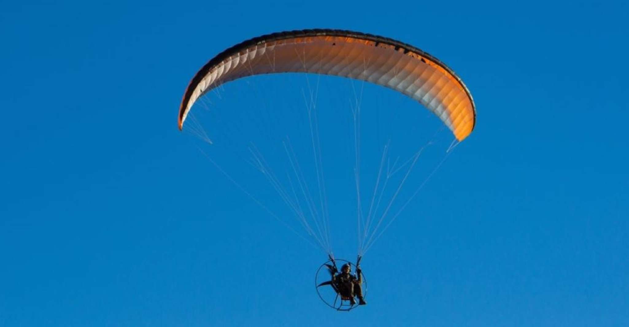 Paramotor flight over the south coast of Lima - Housity