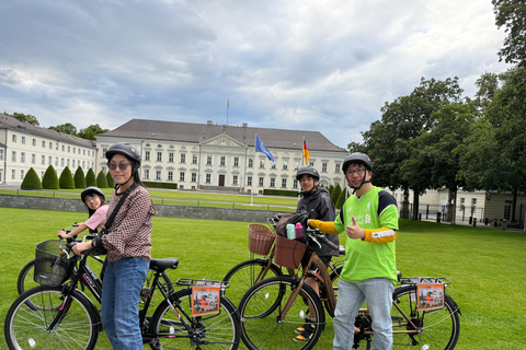 Berlin : visite à vélo de 3,5 heures - Un voyage dans le temps à travers la capitaleBerlin : balade à vélo de 3,5 heures - Un voyage dans le temps à travers la capitale