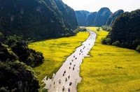 Hanoi, Ninh Binh Day Trip with Tam Coc, Hoa Lu & Mua Cave - Housity