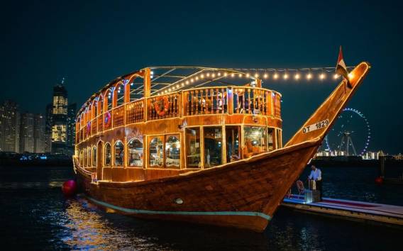 Dubai: Ocean Express Floating Restaurant Dhow Cruise