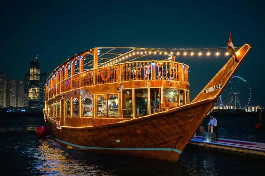 Dubai: Dhow-Kreuzfahrt mit Buffet-Dinner und Live-Shows