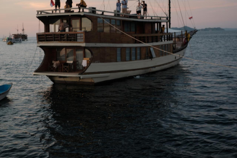 Labuan Bajo: Tour nocturno de 3 días con Komodo y Playa Rosa