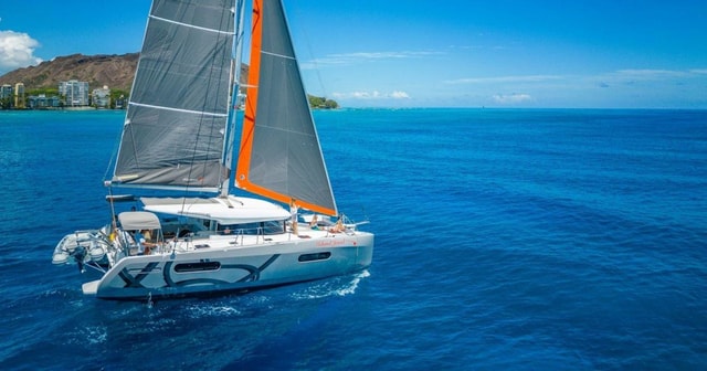 Honolulu: Island Jewel Luxury Catamaran Charter