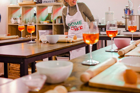 Roma: Pasta tradizionale con cocktail Corso di cucina per ubriachiClasse di gruppo