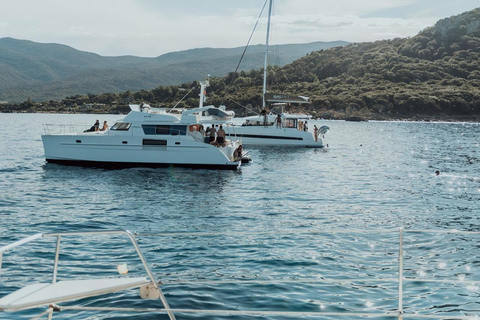 Ajaccio: excursão particular de catamarã de 1 dia com Chez FrancisAjaccio: excursão particular de 1 dia em catamarã com Chez Francis