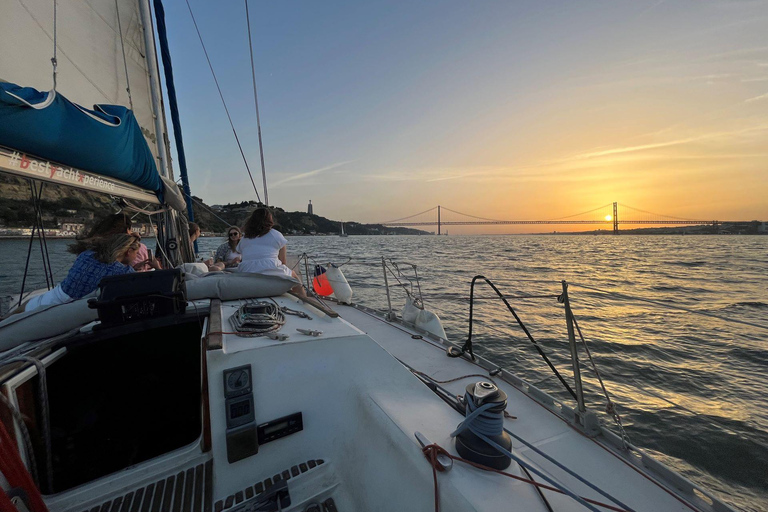 رحلة بحرية لمدة ساعتين في لشبونة على متن سفينة غروب الشمسرحلة بحرية لشبونة غروب الشمس لمدة ساعتين