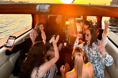 Riga : visite privée d'une heure en bateau VIP sur la Daugava