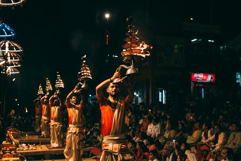 Varanasi: Show da Cerimônia Assi Ghat Arti e passeio de barco pelo GangesSomente para guias de turismo profissionais