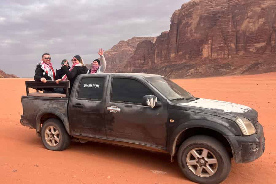 Wadi Rum: 4-stündige Jeeptour am Morgen oder bei Sonnenuntergang. Foto: GetYourGuide