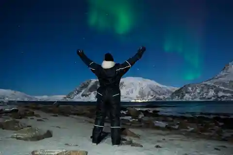 From Tromsø: Aurora Bus Tour with Snacks, Photos, and Drinks