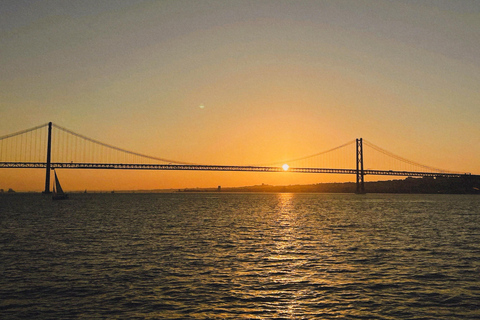 Lisbon: 2h Private Luxury Sunset Cruise with Welcome Drink Lisbon: Private 2h Sunset Cruise with Welcome Drink
