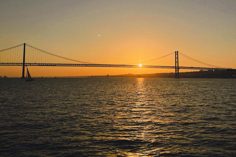 Lisbon: 2h Private Luxury Sunset Cruise with Welcome Drink Lisbon: Private 2h Sunset Cruise with Welcome Drink