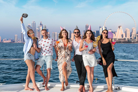 Dubai: Luxury Yacht Tour with Water Soft Drinks Dubai: Sunset Luxury Yacht Tour with Snack Box & Soft Drinks