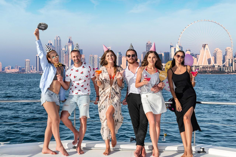 Dubai: Luxury Yacht Tour with Water Soft Drinks Dubai: Sunset Luxury Yacht Tour with Snack Box & Soft Drinks