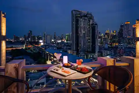 Bangkok: Barracuda Rooftop Bar Akara Hotel