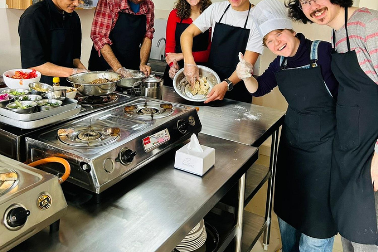 Katmandú: Clase de cocina en NepalClase de cocina con servicio de recogida y cerveza nepalí