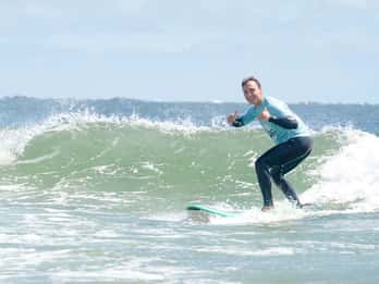 Porto: Aula de surfe na praia Azurara com embarque opcional