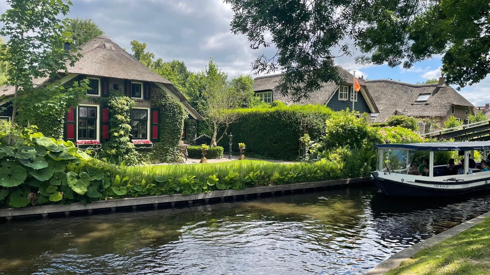 Giethoorn: Tagesticket mit Grachtenfahrt, Kaffee und Parkplatz