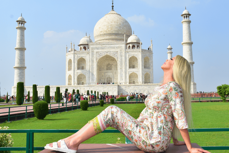 Von Agra aus: Skip The Line Taj Mahal & Agra Fort TourAuto mit Fahrer, Reiseführer, Eintrittskarten für Denkmäler und Mittagessen