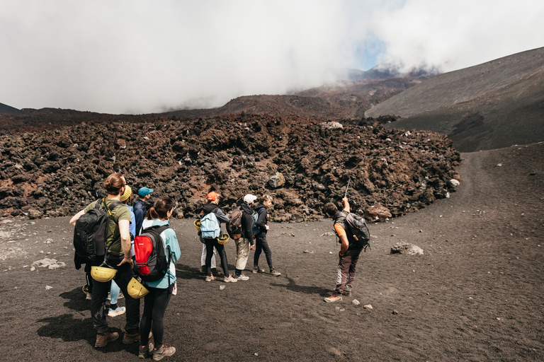 Etna : randonnée guidée aux sommet et cratère du volcanMont Etna: visite guidée du sommet et du cratère