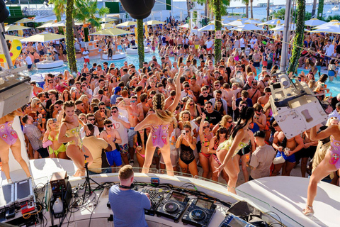 Ibiza Sunset Boat Party met 3 uur open bar + toegang tot 3 clubsIbiza: The Floating Club met drankjes, maaltijd en toegang tot het strand