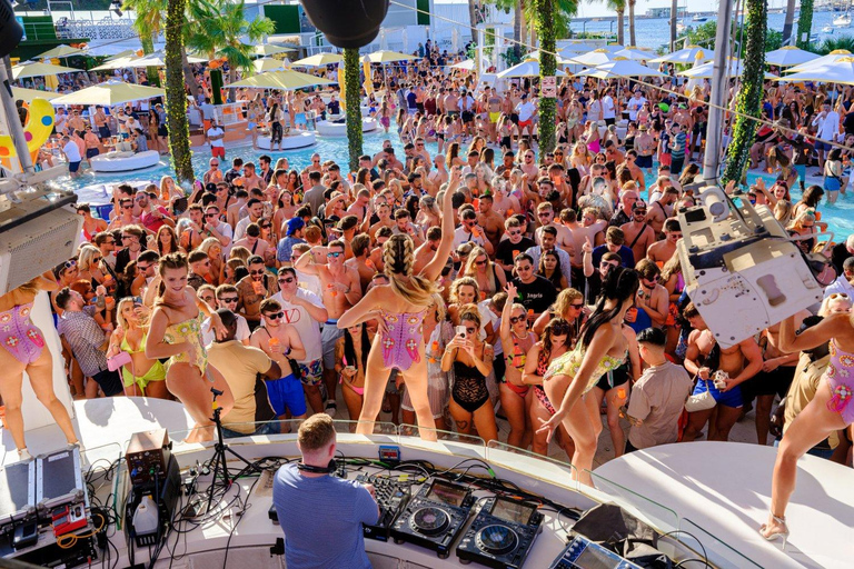 Ibiza Sunset Boat Party met 3 uur open bar + toegang tot 3 clubsIbiza: The Floating Club met drankjes, maaltijd en toegang tot het strand