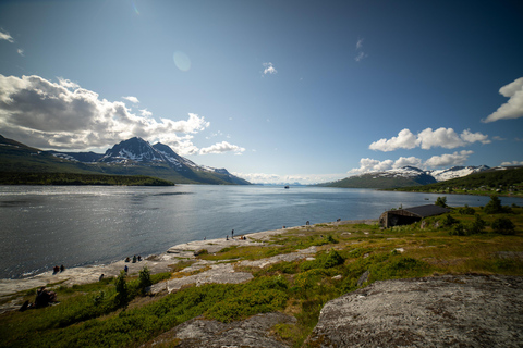 Tromsø: Fjord Adventure with Lunch and Photos Tromsø: Fjord Minibus Tour with Lunch and Free Photos