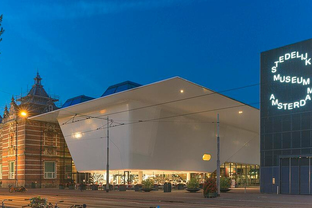 Amsterdam : visite d'un musée d'art moderne, le Stedelijk Museum, par un historien de l'art