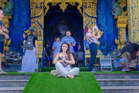 Excursión a los templos rojo, azul y blanco y a las aguas termales desde Chaing MaiTemplos rojos, azules y blancos y viaje a aguas termales desde Chaing Mai