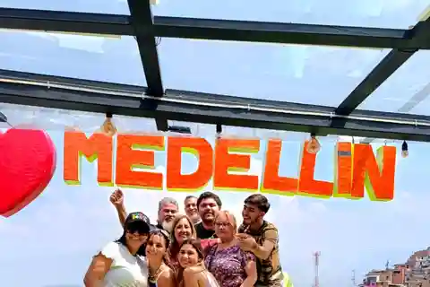Medellín: Comuna 13 Graffiti Tour med gatumat och linbana