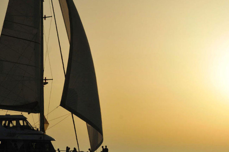 Le Grau-du-Roi: Year 80, food, cocktail, dj & Sunset Cruise