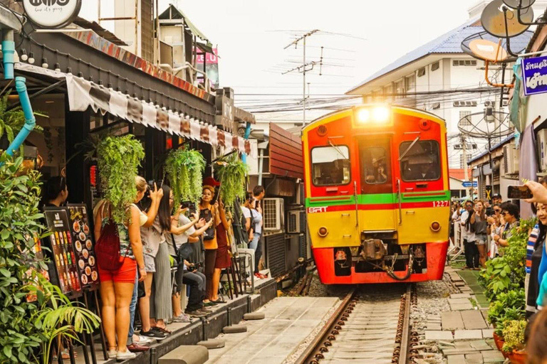 Bangkok: Maeklong and Damneon Floating Market Join Tour
