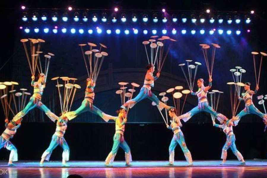 Peking: Akrobatikshow im Roten Theater mit optionalem Transfer
