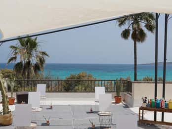 Cala Millor: Cava & Canvas Art Night al Coconut Shack