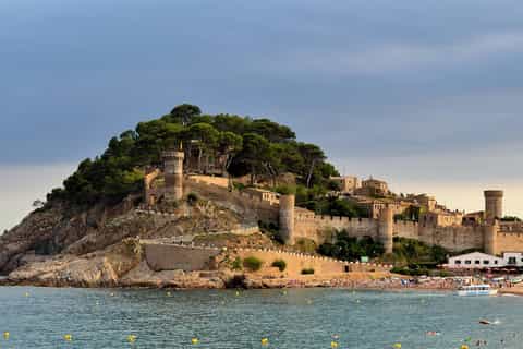 Montserrat, Gérone et Costa Brava : excursion privée depuis Barcelone