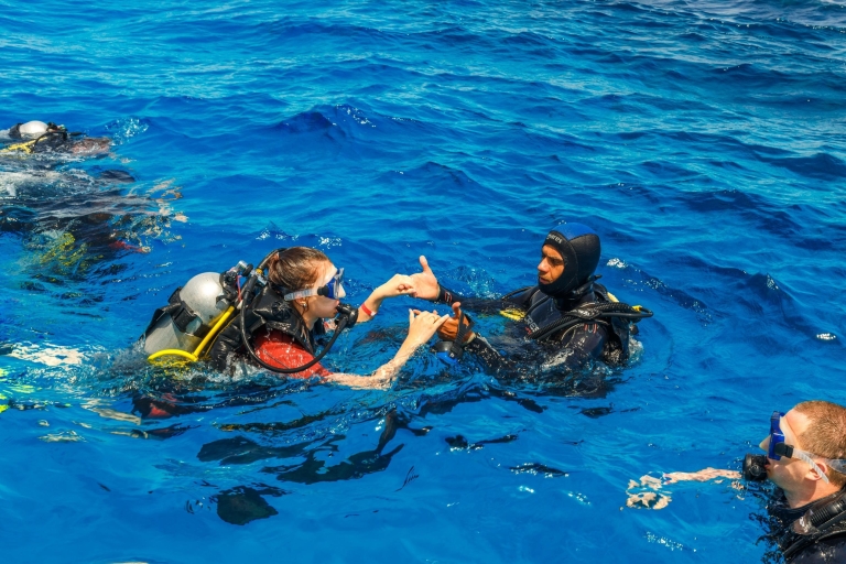 Hurghada: Duiken en snorkelen tour met transfersDagelijkse duik voor gebrevetteerde duikers