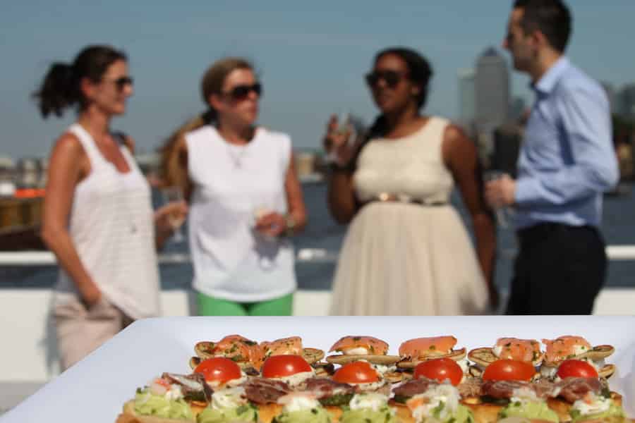London: Abendfahrt auf der Themse mit Sekt und Canapés. Foto: GetYourGuide