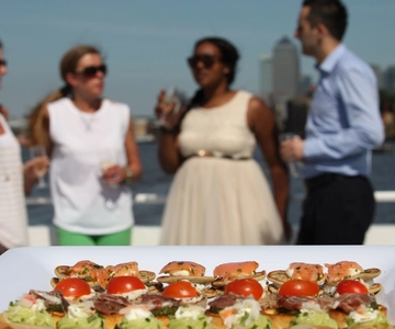 London: River Thames Evening Cruise with Bubbly and Canapés