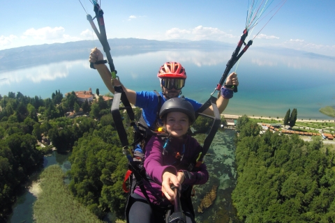 Gleitschirmfliegen am Ohridsee