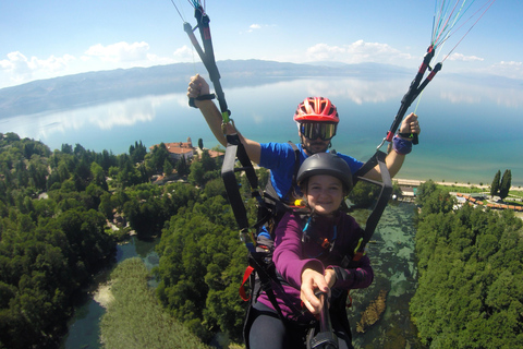 Gleitschirmfliegen am Ohridsee