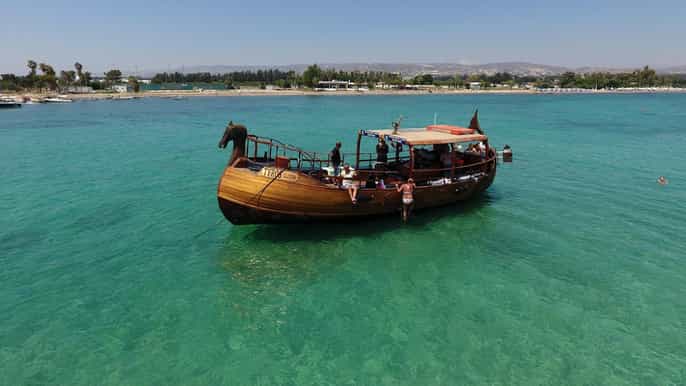 Paphos: Aluguer de barco privado com churrasco opcional e bar aberto