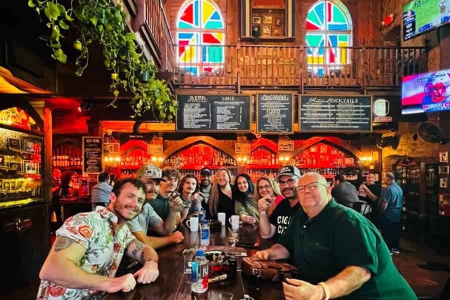 Tampa: Stadtführung durch die Zigarrenstadt mit Lounge-Besuchen im Minibus. Foto: GetYourGuide