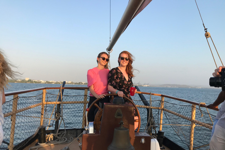 Cartagena, CO: Sunset Skyline Pirate Boat Tour met Open Bar