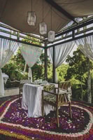 礼拝堂によるロマンチックなキャンドルライトディナー - Housity