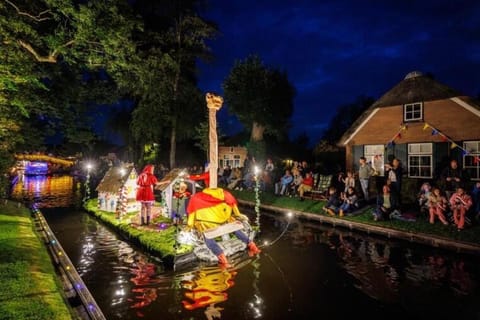 Amsterdam: Giethoorn Gondola Parade Trip with Dinner