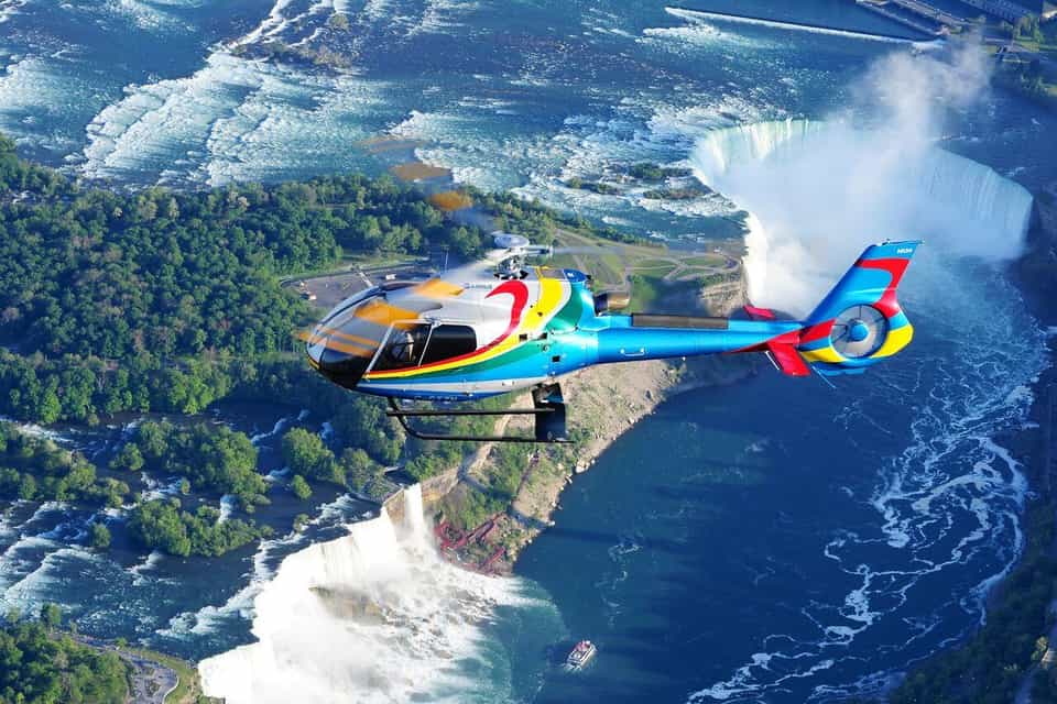 Tagestour mit Helikopterflug, Jetboot und Journey Behind the Falls
