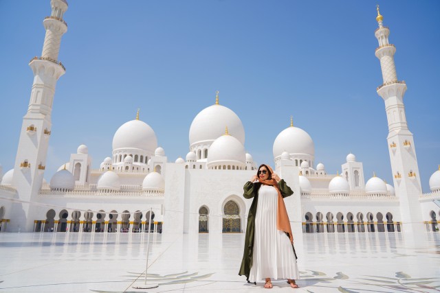 From Abu Dhabi: Sheikh Zayed Mosque and Qasr Al Watan Tour
